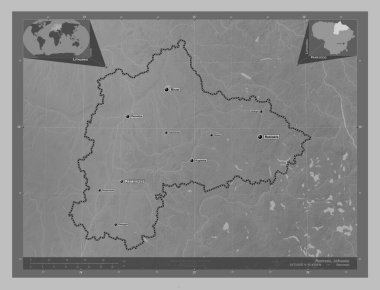 Panevezio, Litvanya Bölgesi. Gölleri ve nehirleri olan gri tonlama yükseklik haritası. Bölgenin büyük şehirlerinin yerleri ve isimleri. Köşedeki yedek konum haritaları