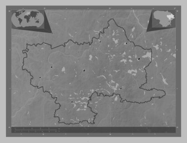 Utenos, Litvanya Bölgesi. Gölleri ve nehirleri olan gri tonlama yükseklik haritası. Bölgenin büyük şehirlerinin yerleri. Köşedeki yedek konum haritaları