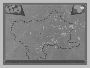 Utenos, Litvanya Bölgesi. Gölleri ve nehirleri olan gri tonlama yükseklik haritası. Köşedeki yedek konum haritaları