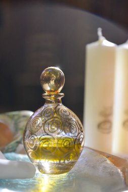 Kilisedeki vaftiz töreninden önce, içinde yağ bulunan cam şişenin arkası aydınlandı.