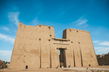 Edfu, Mısır 'daki Horus antik tapınağının kalıntıları..