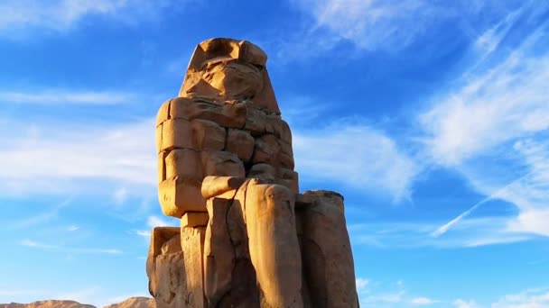 Colosos de Memnon, en la necrópolis de la ciudad de Luxor. Tebas — Vídeos de Stock