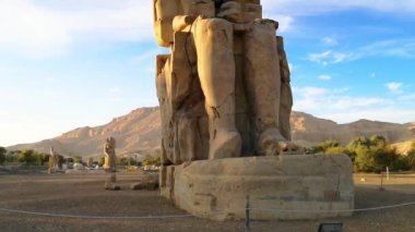 Memnon 'lu Colossi, Luxor şehrinin mezarlığında. Teb