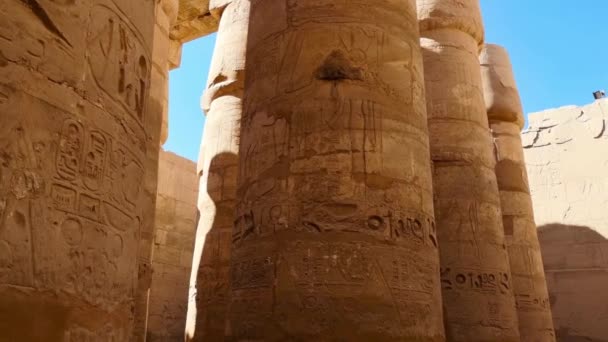 Ruinas del templo egipcio de Karnak, el museo al aire libre más grande de Luxor — Vídeos de Stock