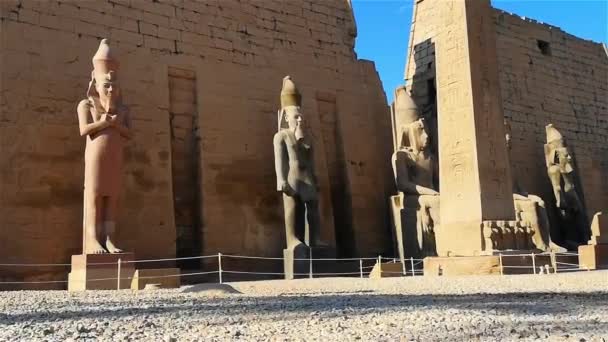 Zřícenina egyptského chrámu Karnaku, největšího skanzenu v Luxoru — Stock video