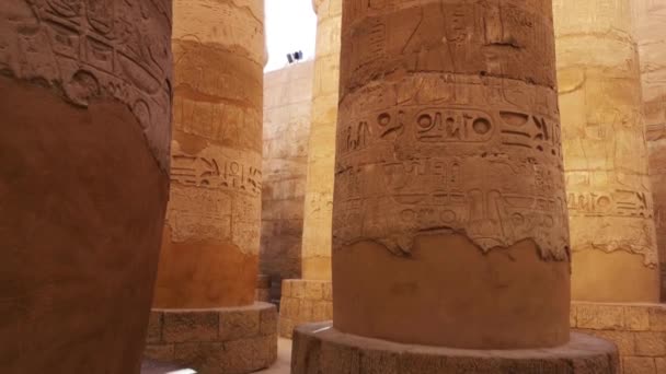 Ruinas del templo egipcio de Karnak, el museo al aire libre más grande de Luxor — Vídeos de Stock