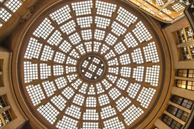 Soyut geometrik arkaplan. Binanın kubbesi içeriden.