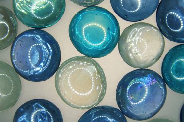 arka plan arka ışık ile çok renkli cam küreler