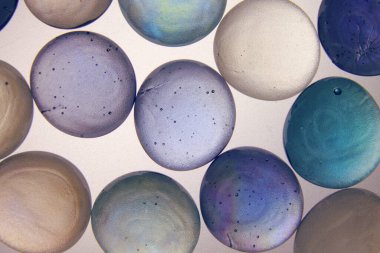 arka plan arka ışık ile çok renkli cam küreler