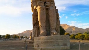 Memnon 'lu Colossi, Luxor şehrinin mezarlığında. Teb