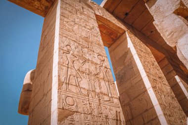 Mısır 'ın Ramesseum tapınağının kalıntıları, Firavun II. Ramses' in MÖ 13. yüzyıldaki cenaze tapınağı, modern Luxor kenti yakınlarında..