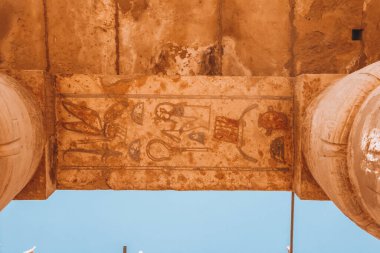 Mısır 'ın Ramesseum tapınağının kalıntıları, Firavun II. Ramses' in MÖ 13. yüzyıldaki cenaze tapınağı, modern Luxor kenti yakınlarında..