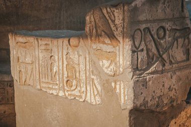 Mısır 'ın Ramesseum tapınağının kalıntıları, Firavun II. Ramses' in MÖ 13. yüzyıldaki cenaze tapınağı, modern Luxor kenti yakınlarında..