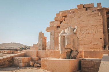 Mısır 'ın Ramesseum tapınağının kalıntıları, Firavun II. Ramses' in MÖ 13. yüzyıldaki cenaze tapınağı, modern Luxor kenti yakınlarında..