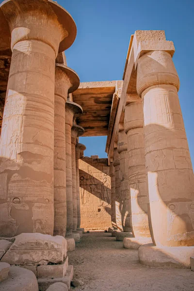 エジプトのラムセウム神殿の遺跡 ファラオラムセス2世の葬儀寺13世紀紀元前 ルクソールの近代的な都市の近く — ストック写真