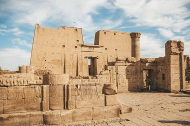 Edfu, Mısır 'daki Horus antik tapınağının kalıntıları..