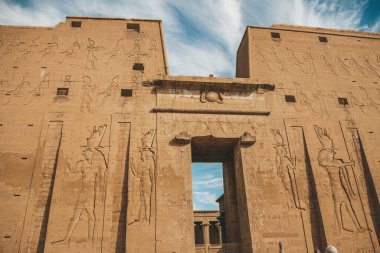 Edfu, Mısır 'daki Horus antik tapınağının kalıntıları..
