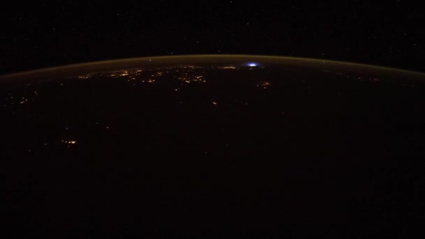 Flug über die Erdoberfläche von einer Raumstation aus. 3D-Darstellung — Stockvideo
