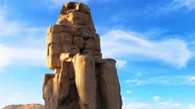 Memnon 'lu Colossi, Luxor şehrinin mezarlığında. Teb