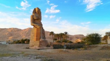 Memnon 'lu Colossi, Luxor şehrinin mezarlığında. Teb