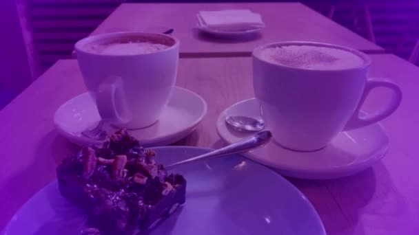 Tazza di cappuccino e dessert, sfondo luminoso — Video Stock