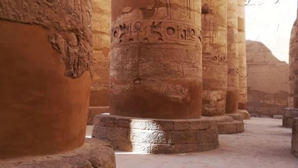 Ruinen des ägyptischen Karnak-Tempels, des größten Freilichtmuseums in Luxor — Stockvideo