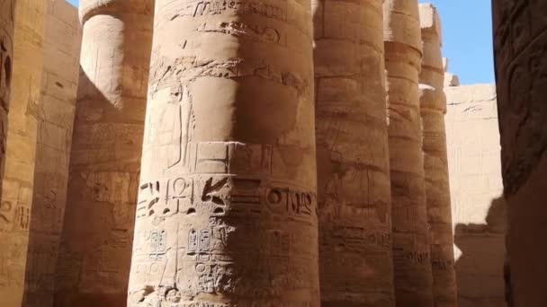 Ruinerna av det egyptiska Karnaktemplet, det största friluftsmuseet i Luxor — Stockvideo