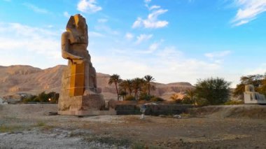 Memnon 'lu Colossi, Luxor şehrinin mezarlığında. Teb