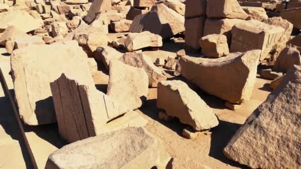 Ruïnes van de Egyptische Karnaktempel, het grootste openluchtmuseum in Luxor — Stockvideo