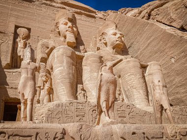 Abu Simbel, Nubia 'da bir kaya, Ramses' in saltanatı sırasında iki eski Mısır tapınağının oyulduğu yer..