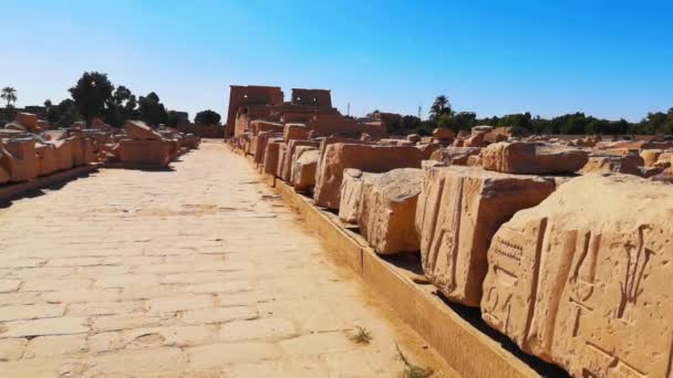 Zřícenina egyptského chrámu Karnaku, největšího skanzenu v Luxoru — Stock video