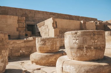 Mısır Karnak Tapınağı kalıntıları, Luxor 'daki en büyük açık hava müzesi..