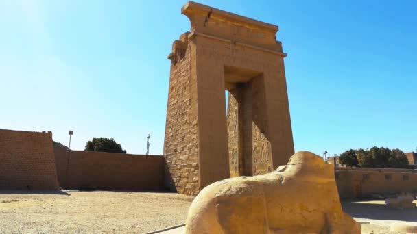 Ruinerna av det egyptiska Karnaktemplet, det största friluftsmuseet i Luxor — Stockvideo