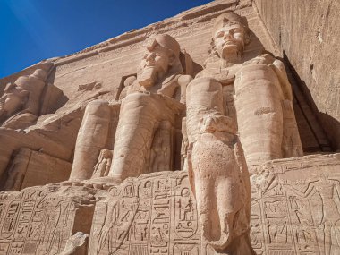 Abu Simbel, Nubia 'da bir kaya, Ramses' in saltanatı sırasında iki eski Mısır tapınağının oyulduğu yer..