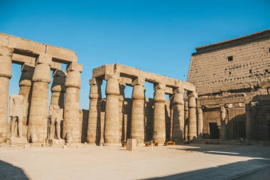 Mısır Karnak Tapınağı kalıntıları, Luxor 'daki en büyük açık hava müzesi..