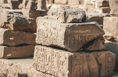 Mısır Karnak Tapınağı kalıntıları, Luxor 'daki en büyük açık hava müzesi..