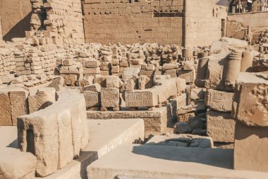 Mısır Karnak Tapınağı kalıntıları, Luxor 'daki en büyük açık hava müzesi..
