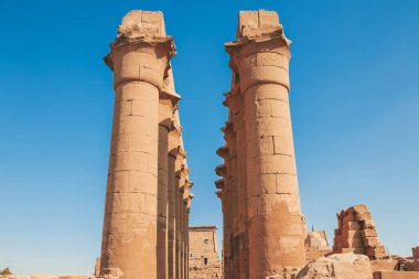 Mısır Karnak Tapınağı kalıntıları, Luxor 'daki en büyük açık hava müzesi..