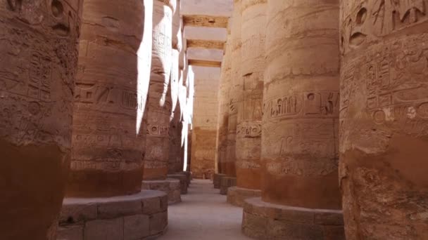 Ruinas del templo egipcio de Karnak, el museo al aire libre más grande de Luxor — Vídeos de Stock