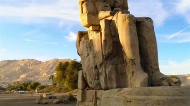 Memnon 'lu Colossi, Luxor şehrinin mezarlığında. Teb