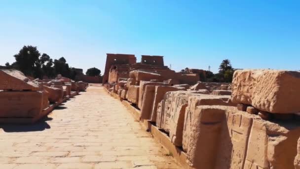 Ruinen des ägyptischen Karnak-Tempels, des größten Freilichtmuseums in Luxor — Stockvideo