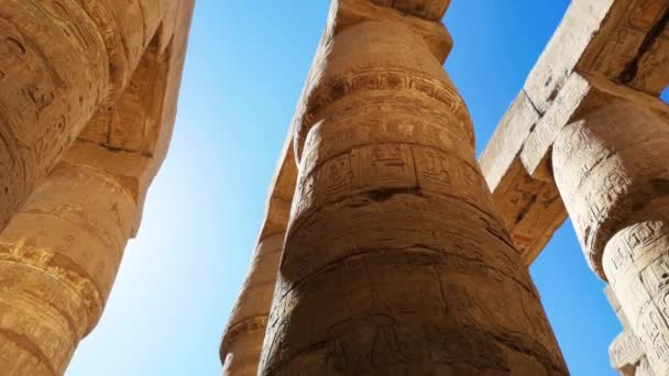 Ruinas del templo egipcio de Karnak, el museo al aire libre más grande de Luxor — Vídeos de Stock