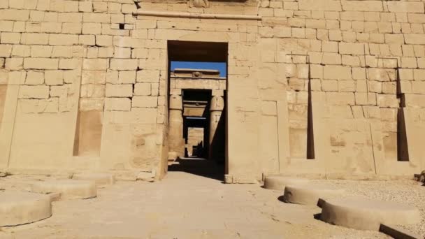 Ruinen des ägyptischen Karnak-Tempels, des größten Freilichtmuseums in Luxor — Stockvideo