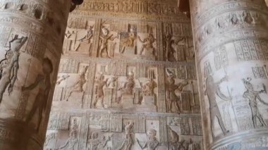 Dendera tapınağının veya Hathor Tapınağı'nın güzel iç. Mısır