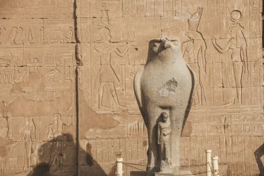 Edfu, Mısır 'daki Horus antik tapınağının kalıntıları..