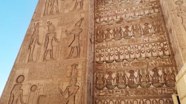 Руины египетского храма Карнак, крупнейшего музея под открытым небом в Луксоре — стоковое видео