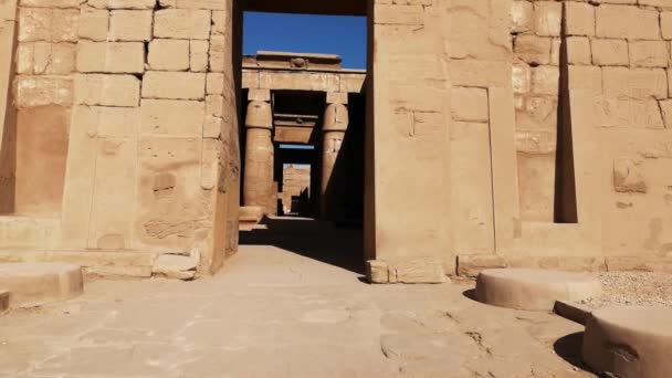 Ruinas del templo egipcio de Karnak, el museo al aire libre más grande de Luxor — Vídeos de Stock