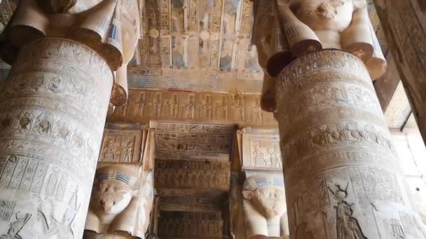 Красивый интерьер храма Дендеры или храма Хатор. Египет — стоковое видео