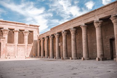 Edfu, Mısır 'daki Horus antik tapınağının kalıntıları..