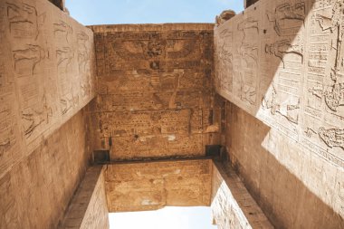 Edfu, Mısır 'daki Horus antik tapınağının kalıntıları..